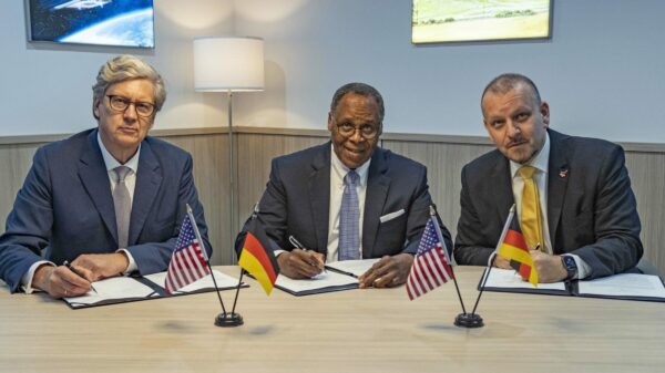 Unternehmensvertreter von Lufthansa Technik und Lockheed Martin unterzeichnen Absichtserklärung zur Kooperation bei globalen Instandhaltungs- und Logistikdienstleistungen