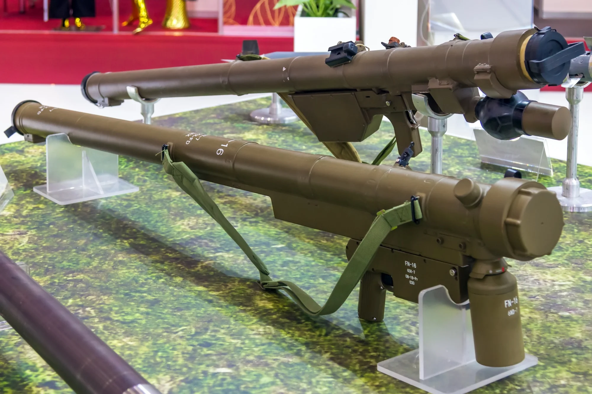 MANPADS aus China: FN-16 (vorne), eine verbesserte Variante des FN-6, und QW-2 (hinten).