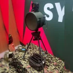 Die ROOK-S AAC von FORCIT ist eine tragbare Anti-Panzer-Hohlladung. Hier noch mit dem Rotpunkt zur Ausrichtung. Unten das aufgerollte Shock Tube System von NAMMO.