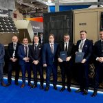 Minenverlegesystem: Unterzeichnet wurde die Vereinbarung auf der internationalen Verteidigungsmesse World Defense Show 2026 in Riad (Saudi-Arabien), wo das neue System erstmals auf einem Tatra-Fahrgestell (6×6 -Chassis) vorgestellt wurde. Zu den ersten Märkten, in denen die Lösung angeboten werden kann, gehört das Königreich Saudi-Arabien.
