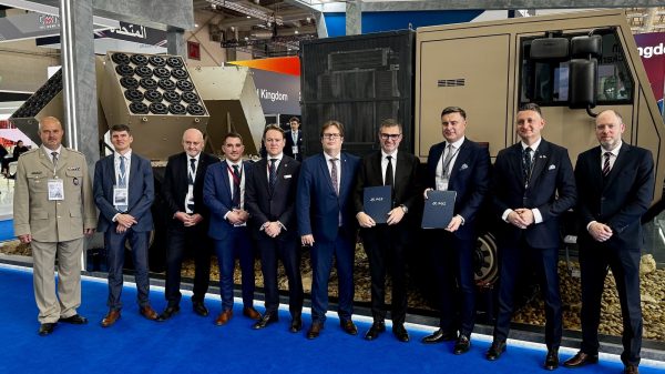 Minenverlegesystem: Unterzeichnet wurde die Vereinbarung auf der internationalen Verteidigungsmesse World Defense Show 2026 in Riad (Saudi-Arabien), wo das neue System erstmals auf einem Tatra-Fahrgestell (6×6 -Chassis) vorgestellt wurde. Zu den ersten Märkten, in denen die Lösung angeboten werden kann, gehört das Königreich Saudi-Arabien.