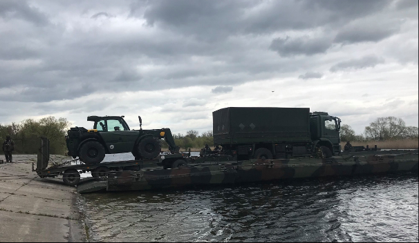 FUG 4t verladen auf einem Anhänger beim Gewässerübergang.