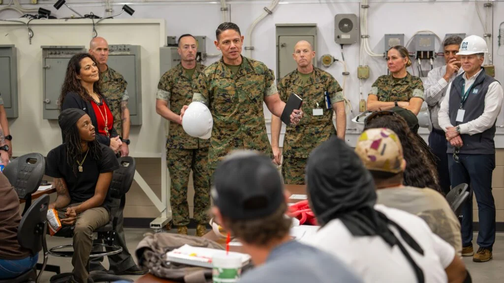 Die US-amerikanischen Ingalls Shipbuilding Division von HII empfing kürzlich Offiziere des US Marine Corps (USMC) zu einem Besuch, der die Übergänge zwischen Marines nach ihrem aktiven Dienst und einer langfristigen Karriere in der Schiffbauindustrie stärken sollte.