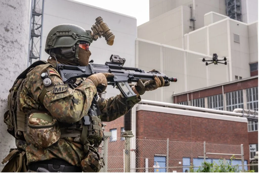 Unbemannte Systeme im Einsatz, hier taktischer Drohneneinsatz Feldjägerkräfte