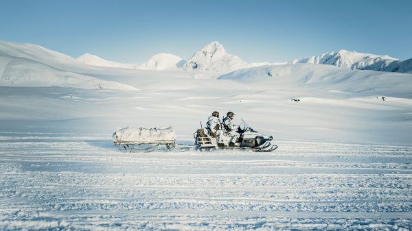 Fernspäher der Luftlandebrigade 1 trainieren mit dem Motorschlitten Ski-Doo das Operieren im arktischen Gelände am Polarkreis bei der Übung Cold Response in Norwegen im Jahr 2020. Fähigkeiten. Bei solchen Übungen entwickelte die Bundeswehr Fähigkeiten, die nun auch in Grönland von Nutzen sind.