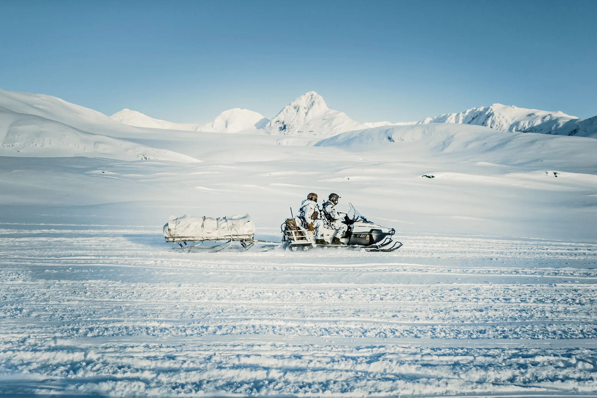 Fernspäher der Luftlandebrigade 1 trainieren mit dem Motorschlitten Ski-Doo das Operieren im arktischen Gelände am Polarkreis bei der Übung Cold Response in Norwegen im Jahr 2020. Fähigkeiten. Bei solchen Übungen entwickelte die Bundeswehr Fähigkeiten, die nun auch in Grönland von Nutzen sind.