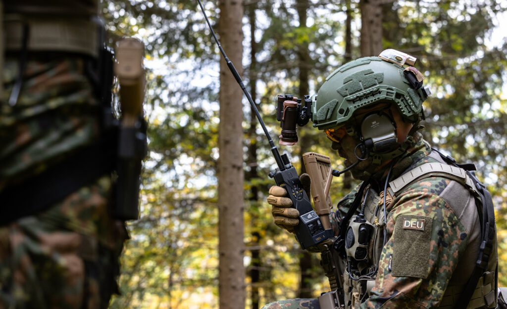 Kommunikation: ESDE wird u.a. einsatzbewährte Soldatenfunkgeräte der Serie E-LynX auf der AFCEA Fachausstellung zeigen. (Foto: Elbit Systems)