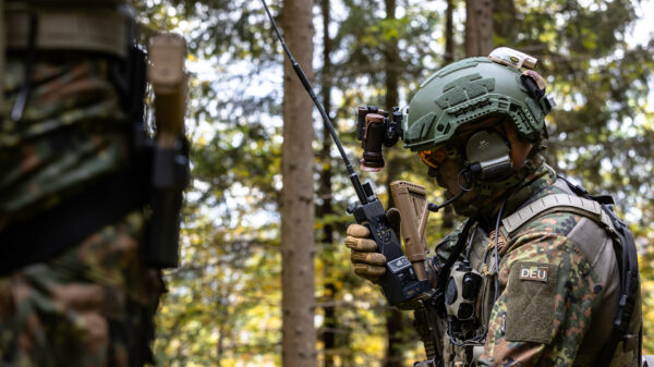 Kommunikation: ESDE wird u.a. einsatzbewährte Soldatenfunkgeräte der Serie E-LynX auf der AFCEA Fachausstellung zeigen. (Foto: Elbit Systems)