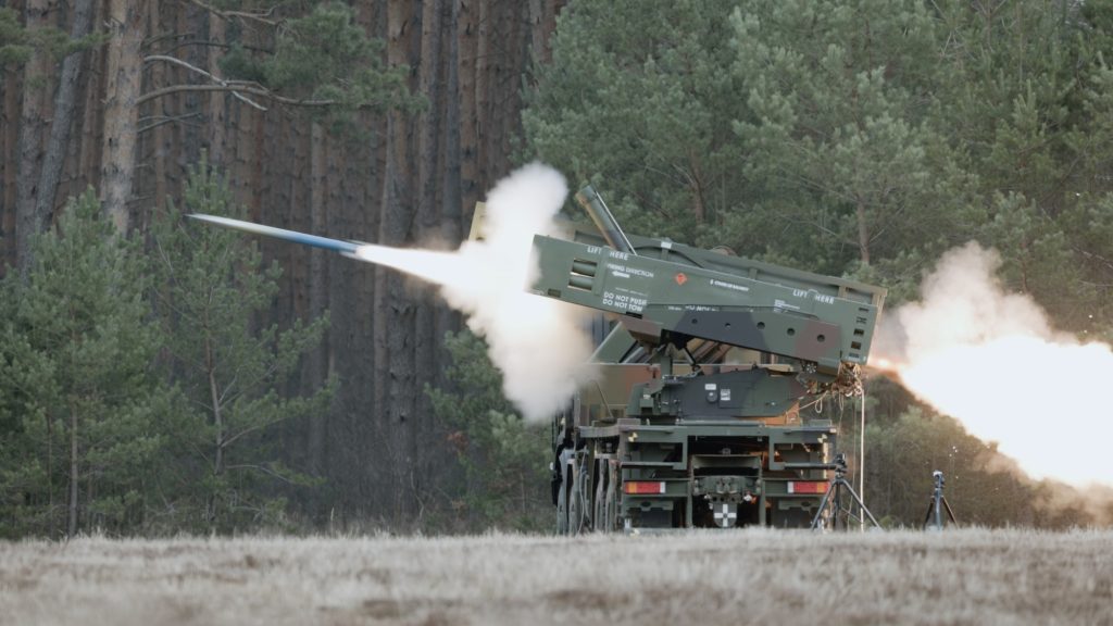 Übungsschuss einer 122-mm-Trainingsrakete.