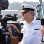 Indien: Flottillenadmiral Helge Risch, Commander Task Group des IPDIndo-Pacific Deployment-Verbands, im Gespräch mit der Presse in Goa. Er lobte die Einsatzbereitschaft seiner Besatzungen während der langen Tour.