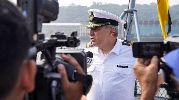 Indien: Flottillenadmiral Helge Risch, Commander Task Group des IPDIndo-Pacific Deployment-Verbands, im Gespräch mit der Presse in Goa. Er lobte die Einsatzbereitschaft seiner Besatzungen während der langen Tour.