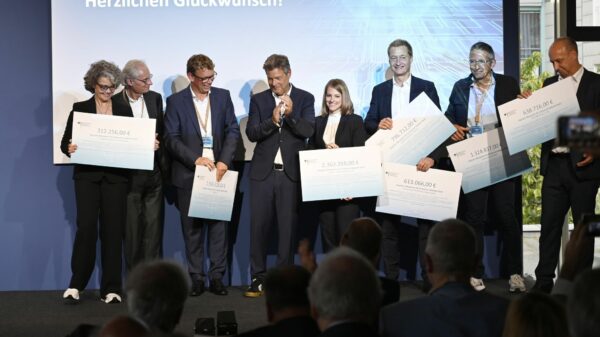 Wirtschaftsminister Robert Habeck übergibt den Förderbescheid an Vertreter der Rheinmetall-Tochter YardStick Robotics.