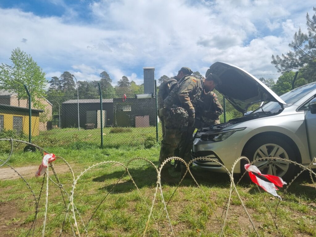 Rund 230 Soldatinnen und Soldaten vom Heimatschutz aus Nordrhein-Westfalen nahmen an der bundesweiten Übung National Guardian 24 teil. In der Wahner Heide wurde ein Checkpoint aufgebaut und zivile sowie militärische Fahrzeuge kontrolliert.
