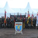 „Nach Vorgabe der Marschgruppenführer bestimmen die Flaggenträger Tempo und Richtung“, sagt Oberstabsbootsmann Sandra E. (50, 7. v. l.) Zum 6. Mal marschierte sie die 4Daagse, wie der Nimwegen-Marsch auch heißt. Sie war als Flaggenträgerin zum 3. Mal mit dem "Logistikkommando" unterwegs.