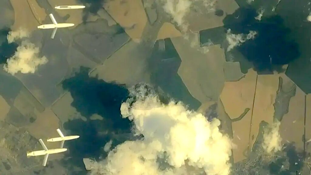 Vier Gleitbomben vom Typ UMPB D-30SN die von einer Su-34NVO in Richtung Ukraine abgeworfen wurden.