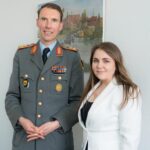 Die Ukraine und Deutschland vertiefen im Rahmen eines bilateralen Sicherheitsabkommens ihre Zusammenarbeit im Bereich der Digitalisierung der Streitkräfte. Hierfür traf sich die Stv. Verteidigungsministerin für Digital Development, Digital Transformation und Digitalization der Ukraine, Kateryna Chernohorenko, unter anderem mit Generalmajor Christian Freuding, Leiter des Sonderstabs Ukraine im BMVg und designierter Inspekteur Heer.