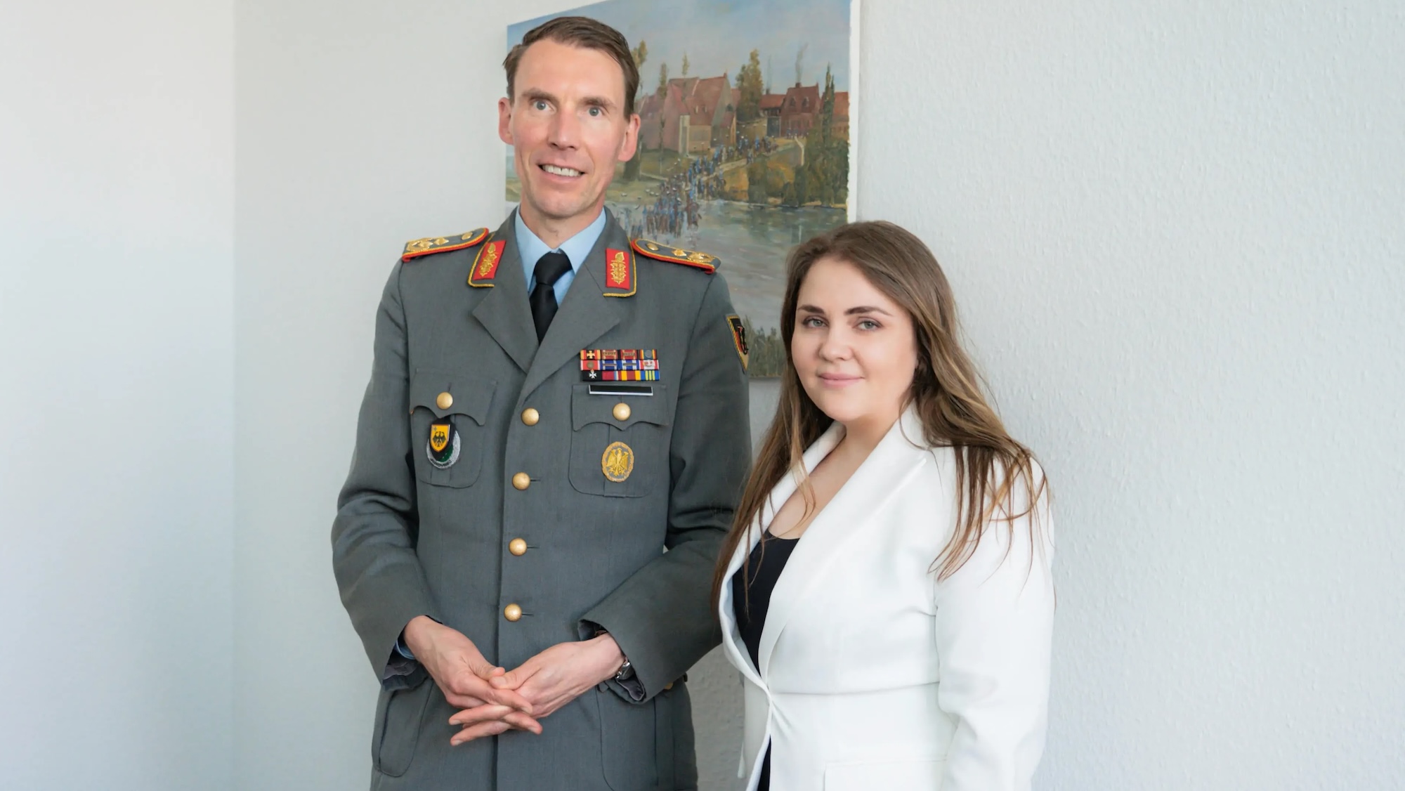 Die Ukraine und Deutschland vertiefen im Rahmen eines bilateralen Sicherheitsabkommens ihre Zusammenarbeit im Bereich der Digitalisierung der Streitkräfte. Hierfür traf sich die Stv. Verteidigungsministerin für Digital Development, Digital Transformation und Digitalization der Ukraine, Kateryna Chernohorenko, unter anderem mit Generalmajor Christian Freuding, Leiter des Sonderstabs Ukraine im BMVg und designierter Inspekteur Heer.