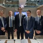 Von links nach rechts: Franck Saudo, CEO von Safran Electronics & Defense; Christian Hadjiminas, Gründer und CEO von THEON; Olivier Andriès, CEO und Vorstandsmitglied von Safran; Alexandre Ziegler, Leiter des Verteidigungsbereichs bei Safran Electronics & Defense; Philippe Mennicken, stellvertretender CEO und Leiter Geschäftsentwicklung bei THEON.