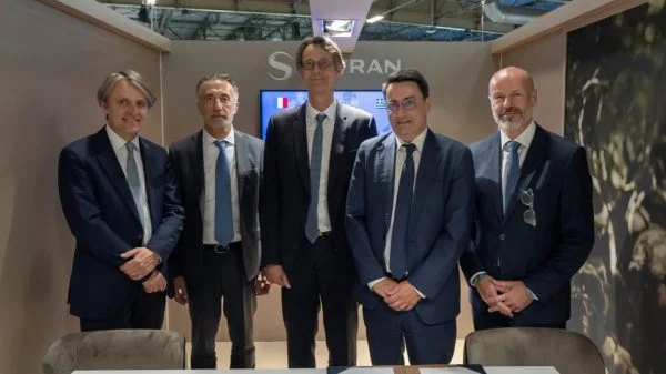 Von links nach rechts: Franck Saudo, CEO von Safran Electronics & Defense; Christian Hadjiminas, Gründer und CEO von THEON; Olivier Andriès, CEO und Vorstandsmitglied von Safran; Alexandre Ziegler, Leiter des Verteidigungsbereichs bei Safran Electronics & Defense; Philippe Mennicken, stellvertretender CEO und Leiter Geschäftsentwicklung bei THEON.