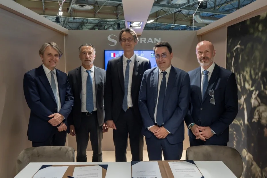 Von links nach rechts: Franck Saudo, CEO von Safran Electronics & Defense; Christian Hadjiminas, Gründer und CEO von THEON; Olivier Andriès, CEO und Vorstandsmitglied von Safran; Alexandre Ziegler, Leiter des Verteidigungsbereichs bei Safran Electronics & Defense; Philippe Mennicken, stellvertretender CEO und Leiter Geschäftsentwicklung bei THEON.