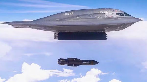 Eine GBU-57 Massive Ordnance Penetrator wird aus einem B-2-Bomber abgeworfen.