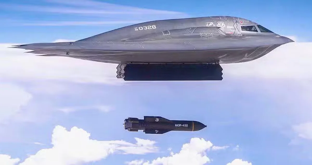 Eine GBU-57 Massive Ordnance Penetrator wird aus einem B-2-Bomber abgeworfen.