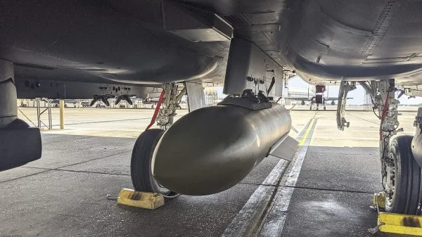 Die GBU-72 ist eine Bunkerbrecher-Munition, die für tief vergrabene Ziele entwickelt wurde.