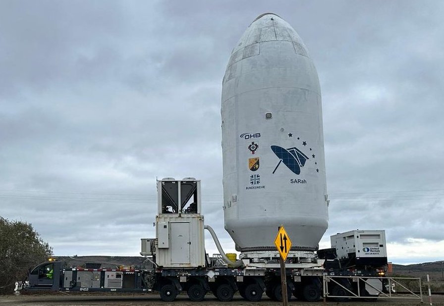 Die Transportkapsel der beiden verbliebenen SARah-Satelliten auf dem Weg zum Weltraumbahnhof in Kalifornien.