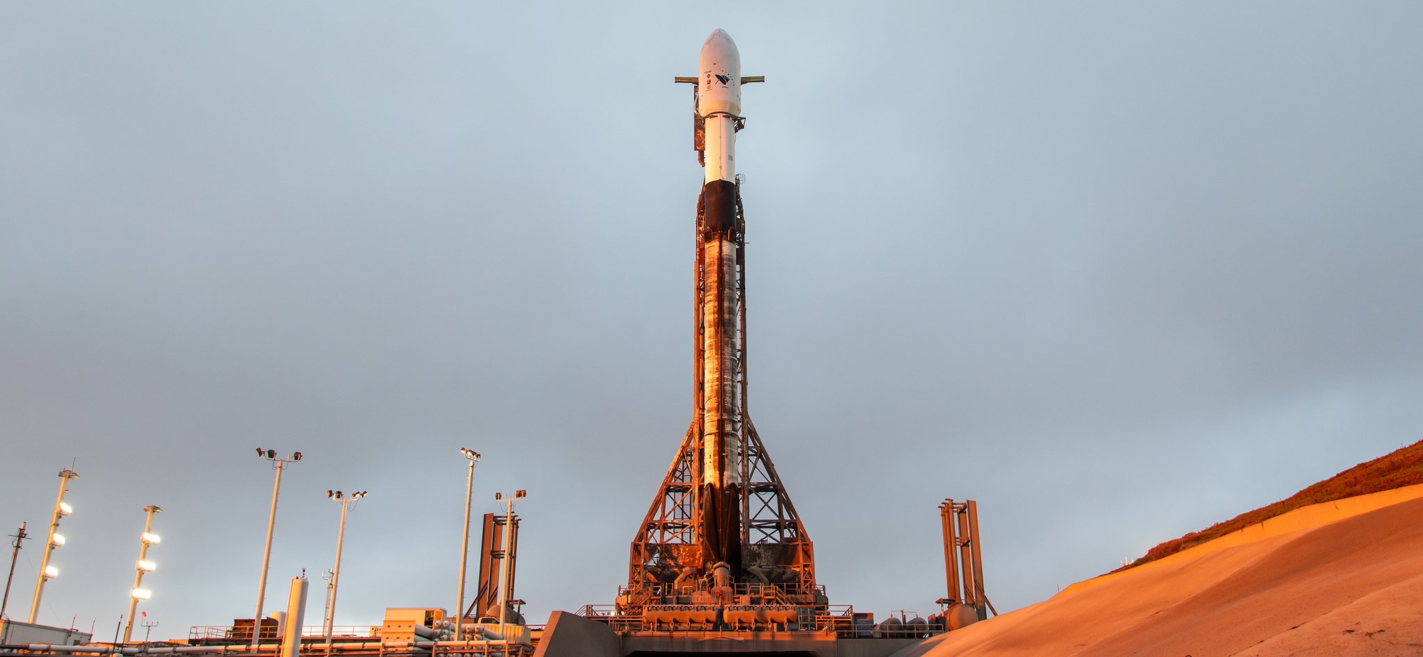 Die beiden letzten Satelliten des Aufklärungssystems SARah der Bundeswehr startbereit in der Transportkapsel der Falcon 9 Trägerrakete von SpaceX.