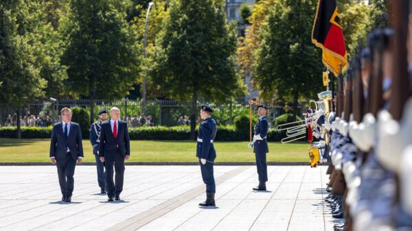 militärische Ehren zum Antrittsbesuch des neuen Verteidigungsministers der Briten in Berlin.