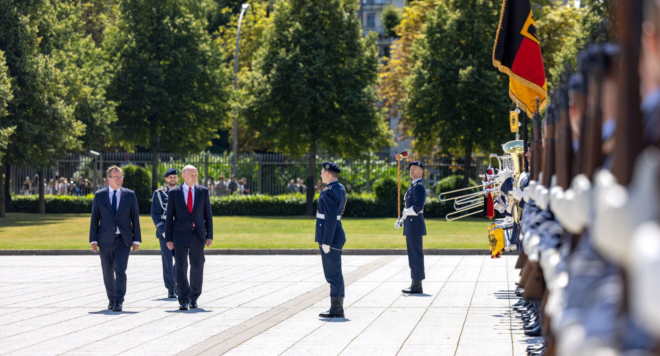 militärische Ehren zum Antrittsbesuch des neuen Verteidigungsministers der Briten in Berlin.