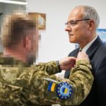 Der Inspekteur der Deutschen Marine, Vizeadmiral Jan Christian Kaack, erhält für die Leistungen seiner Teilstreitkraft den Orden „Medal for the support of the Armed Forces of Ukraine“.