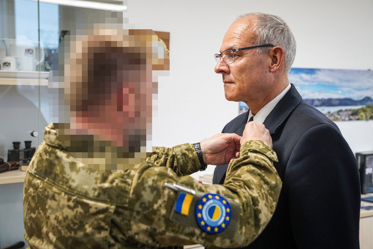 Der Inspekteur der Deutschen Marine, Vizeadmiral Jan Christian Kaack, erhält für die Leistungen seiner Teilstreitkraft den Orden „Medal for the support of the Armed Forces of Ukraine“.