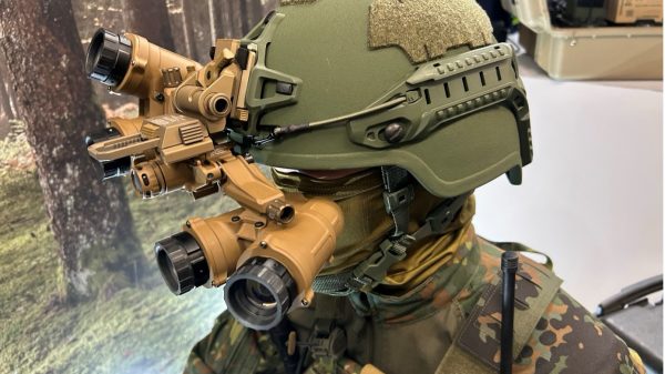 Der Hellbender UL von Galvion ist flexibel und bietet eine offene Architektur für Erweiterungen und Anbauten. In ein paar Monaten soll ein Upgrade-Kit kommen, für Daten- und Stromanbindung.