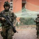 Zwei Soldaten der Stabs- und Unterstützungskompanie auf Streife vor dem abgesicherten Brigadegefechtsstand der Panzerbrigade 45 „Litauen“.