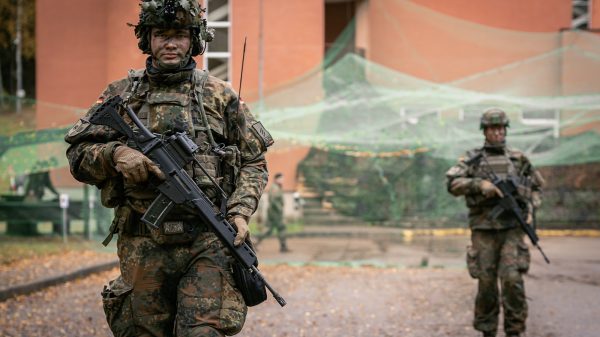 Zwei Soldaten der Stabs- und Unterstützungskompanie auf Streife vor dem abgesicherten Brigadegefechtsstand der Panzerbrigade 45 „Litauen“.