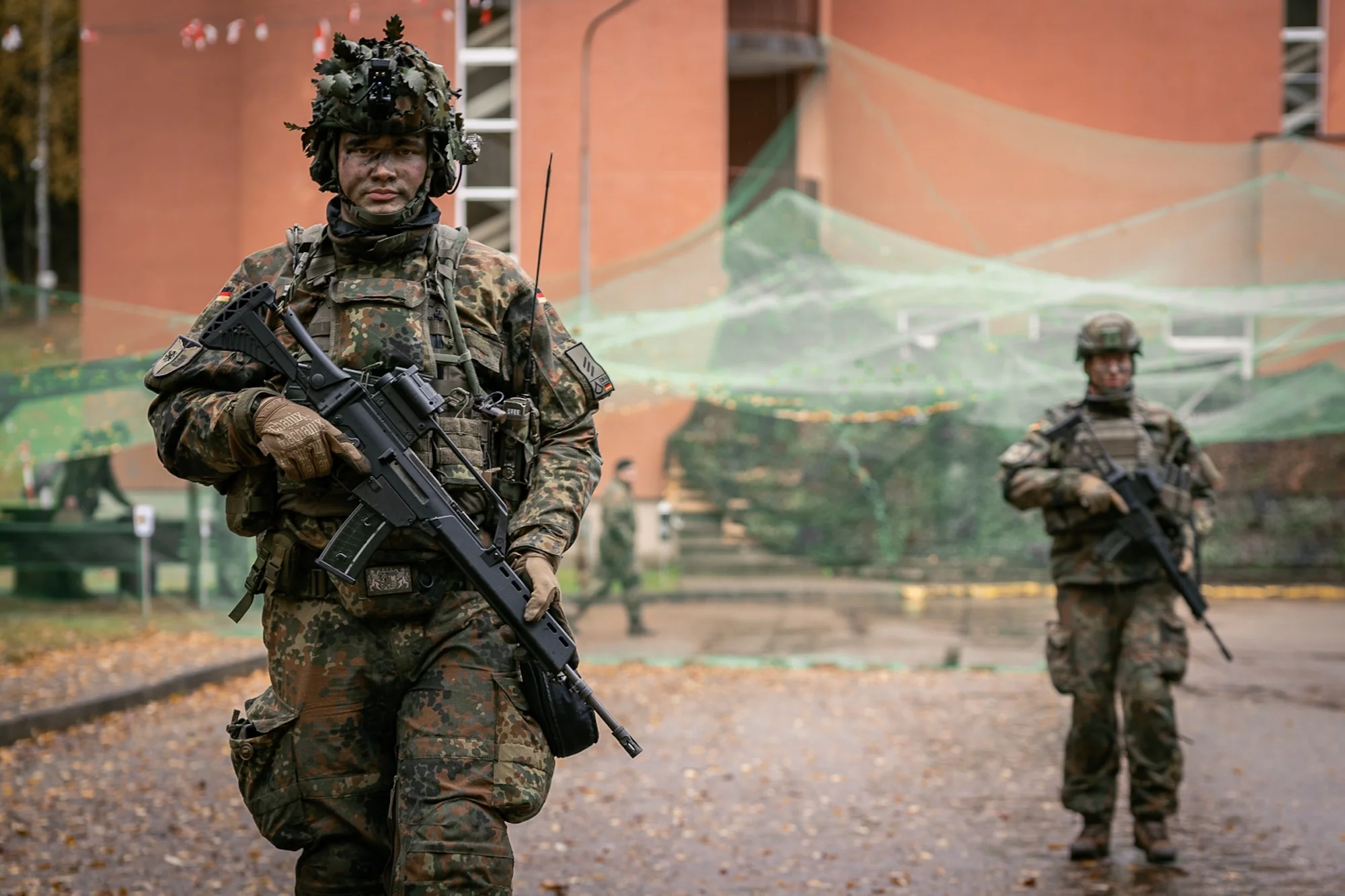 Zwei Soldaten der Stabs- und Unterstützungskompanie auf Streife vor dem abgesicherten Brigadegefechtsstand der Panzerbrigade 45 „Litauen“.