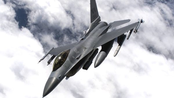 Die US-Luftwaffe hat lasergesteuerte Hydra-70-Raketen vom Typ APKWS II (AGR-20) in Kampfflugzeuge wie die F-16 integriert.