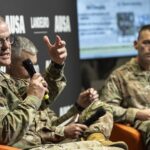 Generalmajor Curtis Taylor, Kommandierender General der 1st Armored Division (AD) der U.S. Army, hob bei der Diskussion die Notwendigkeit zur Anpassung der Panzertruppen an die Bedrohung durch Drohnen hervor.