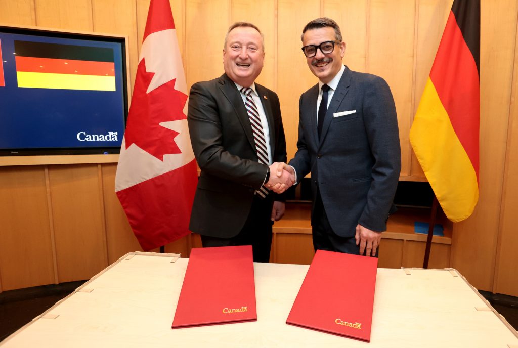 Glenn Copeland, General Manager, Lockheed Martin Canada Rotary and Mission Systems und Oliver Dörre, CEO von HENSOLDT (v.l.)