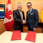 Glenn Copeland, General Manager, Lockheed Martin Canada Rotary and Mission Systems und Oliver Dörre, CEO von HENSOLDT (v.l.)