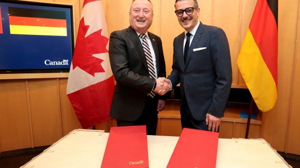 Glenn Copeland, General Manager, Lockheed Martin Canada Rotary and Mission Systems und Oliver Dörre, CEO von HENSOLDT (v.l.)