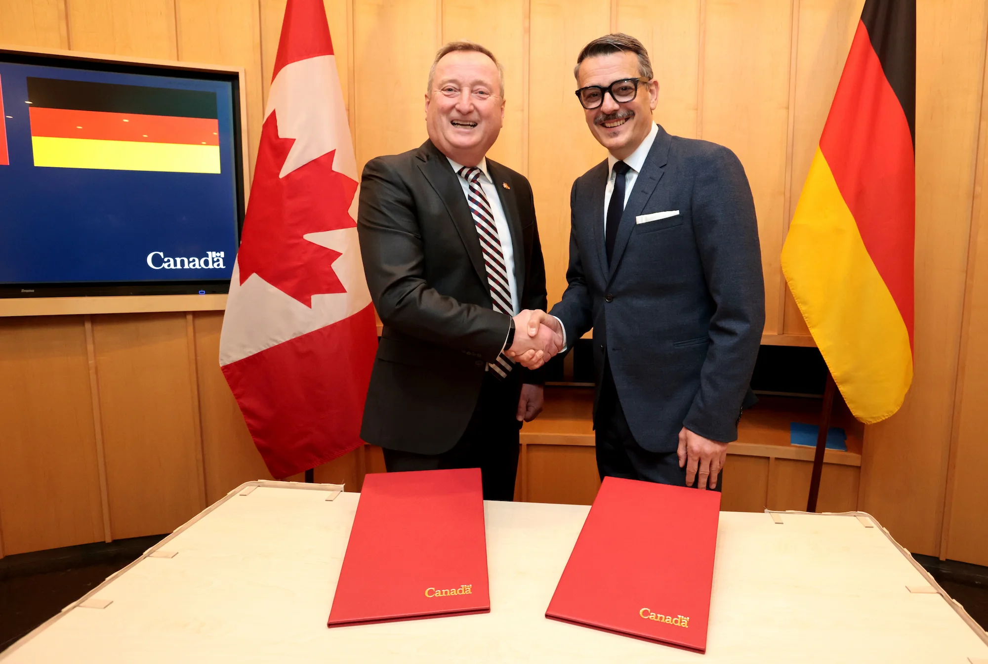 Glenn Copeland, General Manager, Lockheed Martin Canada Rotary and Mission Systems und Oliver Dörre, CEO von HENSOLDT (v.l.)