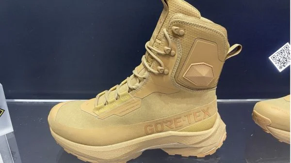 Obwohl bei der Konzeptstudie extrem auf ein möglichst niedriges Gewicht abgezielt wurde, bietet der Stiefel mit Extraguard Obermatieraltechnologie einen hohen Halt und Extras wie ein Knöchel- und Fast-Rope-Schutz (innen und außen).