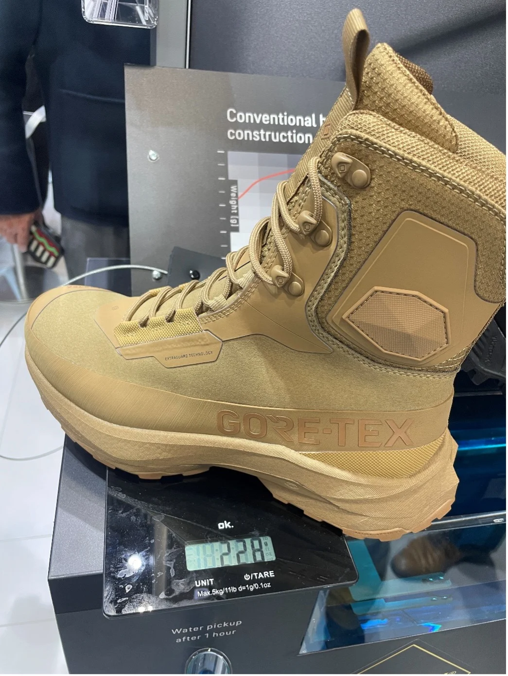 Auf der Waage zeigt der Stiefel ein Gewicht von 228 Gramm.