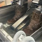 EXTRAGUARD Kampfstiefel im Wet-Flex-Test: Der Vorderschuh wird im Wasserbad bis zu 300.000 Mal angehoben und bleibt mindestens 72+ Stunden im Wasser.