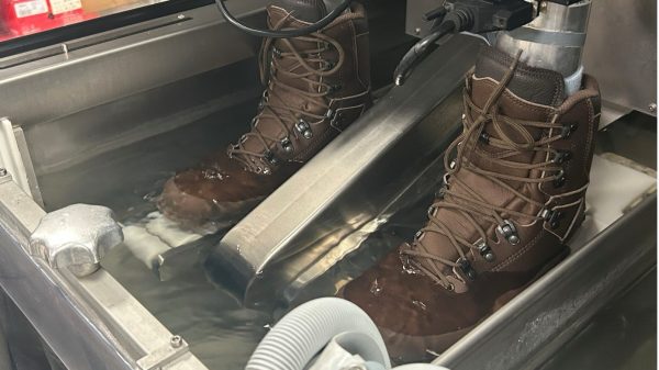 EXTRAGUARD Kampfstiefel im Wet-Flex-Test: Der Vorderschuh wird im Wasserbad bis zu 300.000 Mal angehoben und bleibt mindestens 72+ Stunden im Wasser.