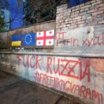 Graffito in Tiflis zeigt anti-russische Schriftzüge neben den Flaggen der Ukraine, der EU und von Georgien.