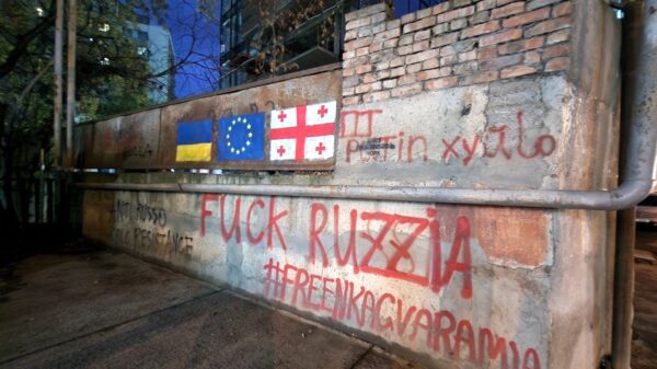 Graffito in Tiflis zeigt anti-russische Schriftzüge neben den Flaggen der Ukraine, der EU und von Georgien.