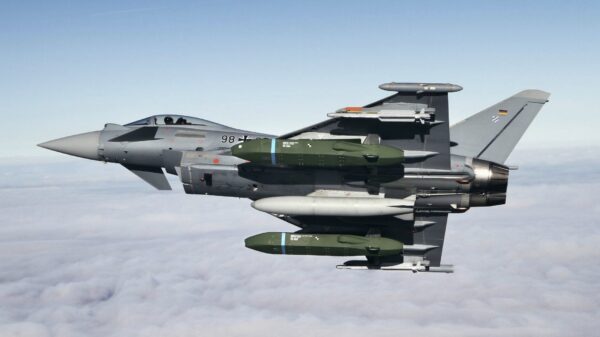 Gut bestückt: Gleich zwei Lenkflugkörper Taurus NEO hängen an diesem Eurofighter.